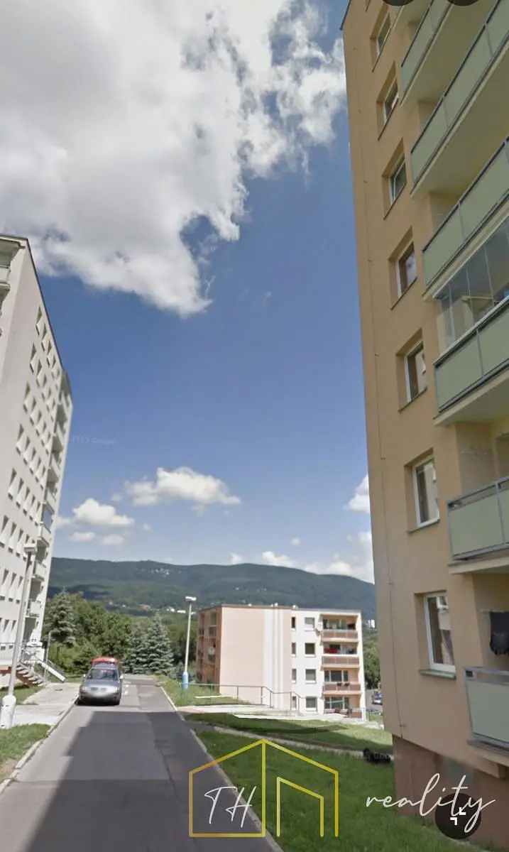 Хол; дървен под, естествена светлина, модерен стил, високи тавани