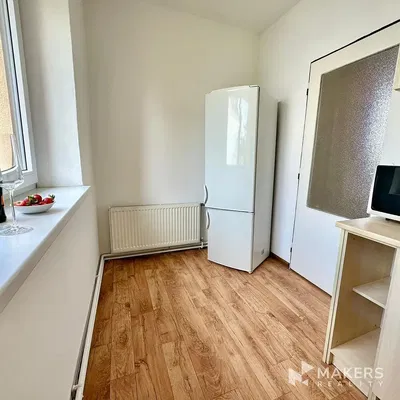 Kuchyně; kuchyňské spotřebiče, dřevěná podlaha, přirozené světlo, moderní styl