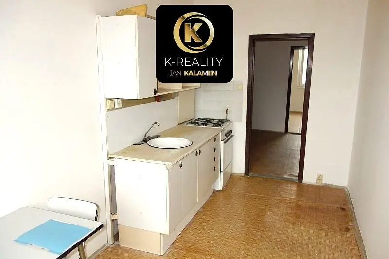 Кухня; кухненски уреди, дървен под, естествена светлина, модерен стил