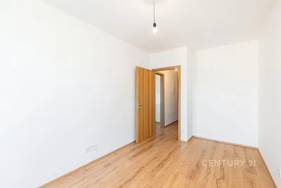 Хол; дървен под, естествена светлина, модерен стил