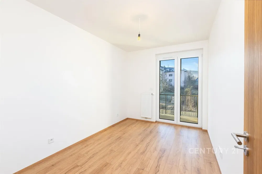 Кухня; кухненски уреди, дървен под, естествена светлина, модерен стил