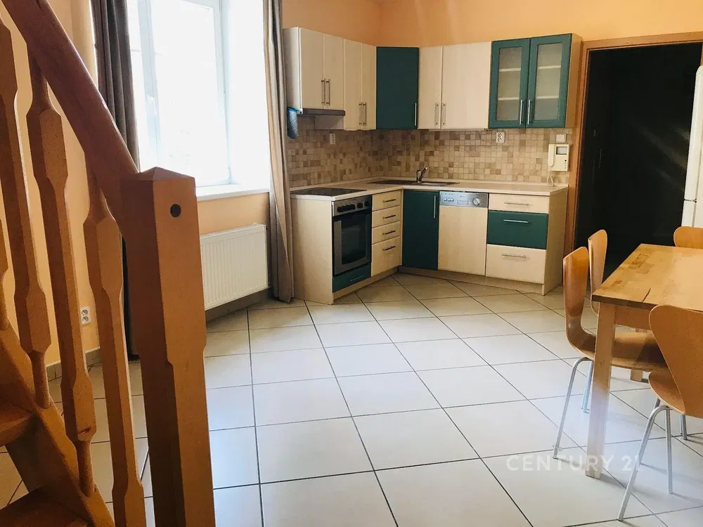 Kuchnia; sprzęt kuchenny, podłoga drewniana, światło dzienne, styl nowoczesny