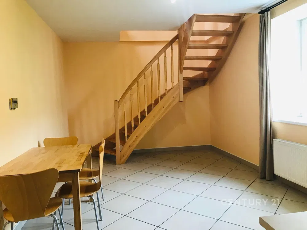 Kuchnia; sprzęt kuchenny, podłoga drewniana, światło dzienne, styl nowoczesny