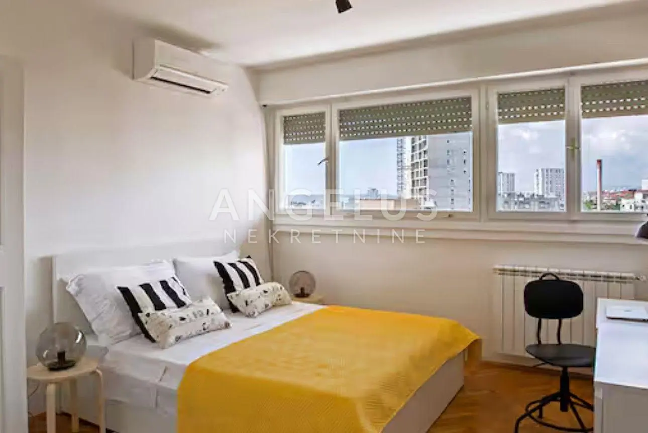 Kuchyně; kuchyňské spotřebiče, dřevěná podlaha, přirozené světlo, moderní styl