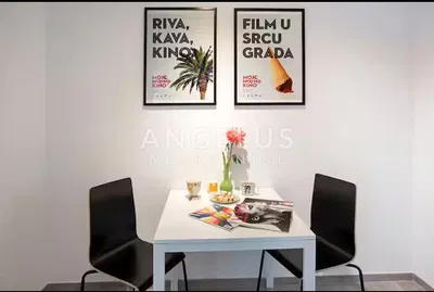 Kuchyně; kuchyňské spotřebiče, dřevěná podlaha, přirozené světlo, moderní styl