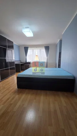 Cozinha; eletrodomésticos, chão de madeira, luz natural, estilo moderno