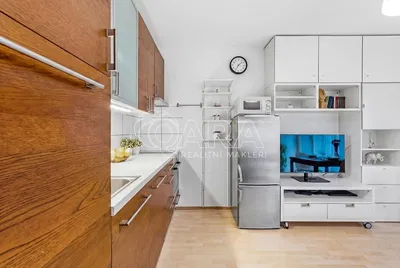 Кухня; кухненски уреди, дървен под, естествена светлина, модерен стил