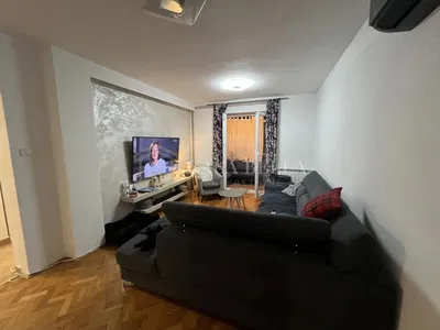 Cocina; electrodomésticos, suelo de madera, luz natural, estilo moderno