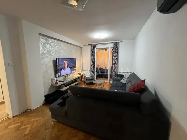 Kuchnia; sprzęt kuchenny, podłoga drewniana, światło dzienne, styl nowoczesny