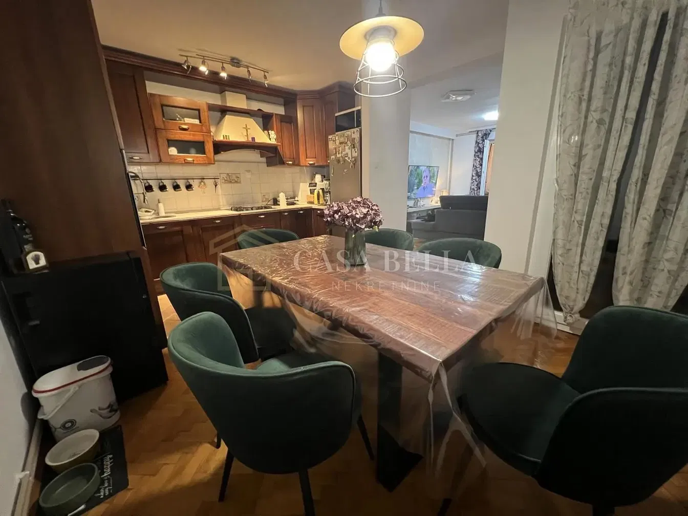 Cocina; electrodomésticos, suelo de madera, luz natural, estilo moderno