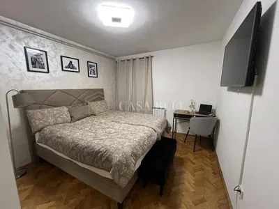 Cocina; electrodomésticos, suelo de madera, luz natural, estilo moderno