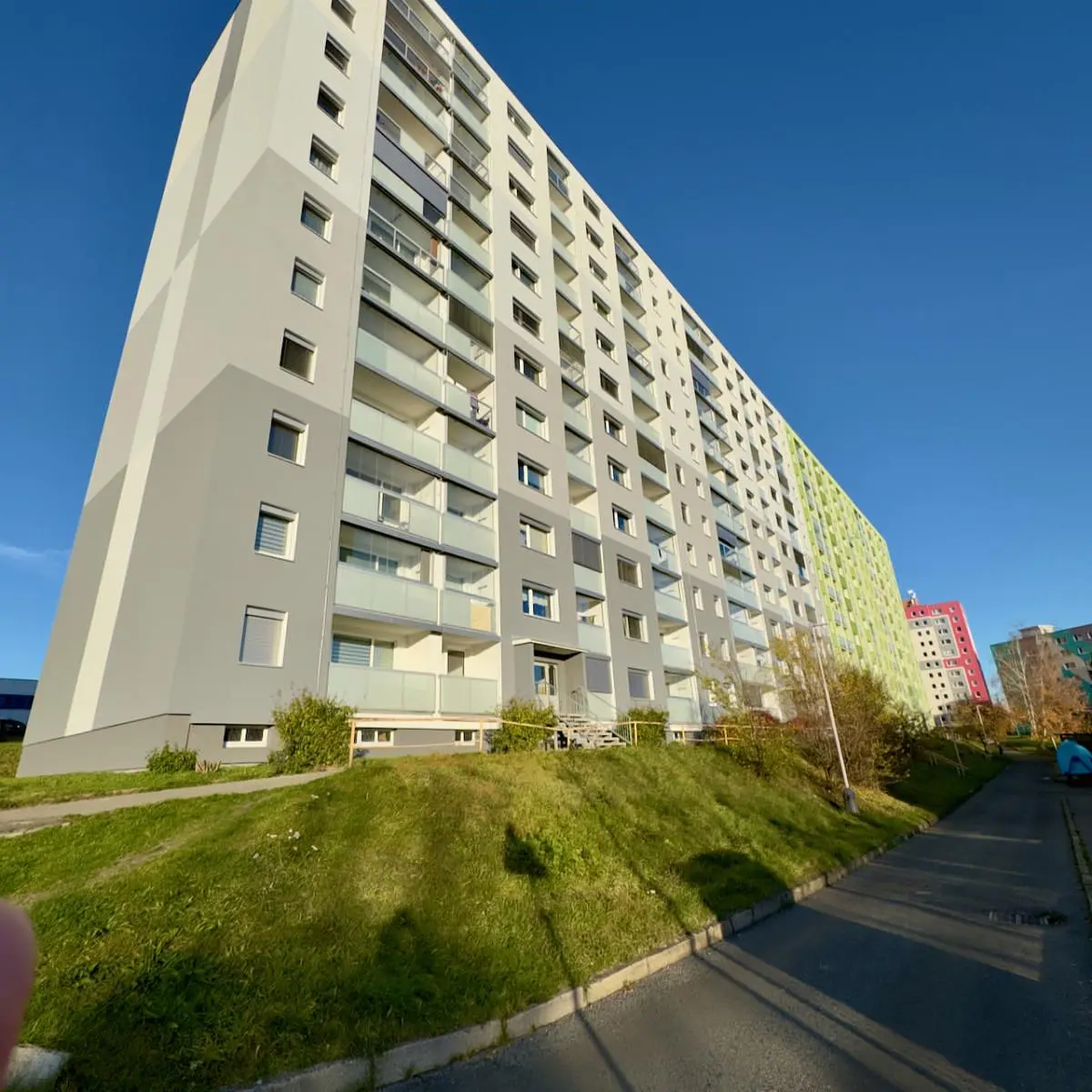 Wohnzimmer; holzboden, tageslicht, moderner stil, hohe decken