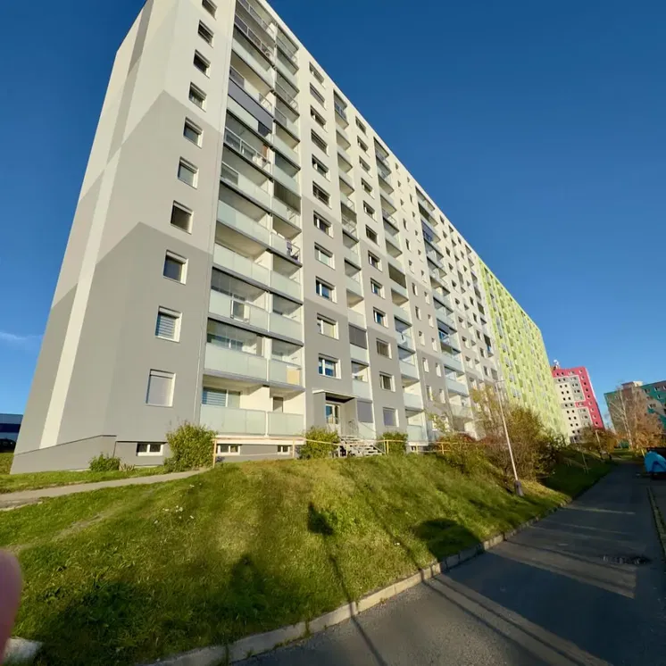 Wohnzimmer; holzboden, tageslicht, moderner stil, hohe decken