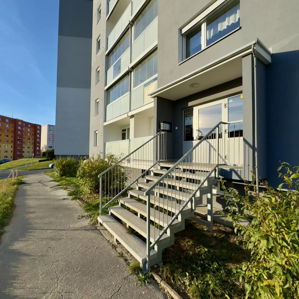 Wohnzimmer; holzboden, tageslicht, moderner stil, hohe decken