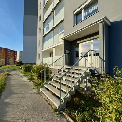 Wohnzimmer; holzboden, tageslicht, moderner stil, hohe decken