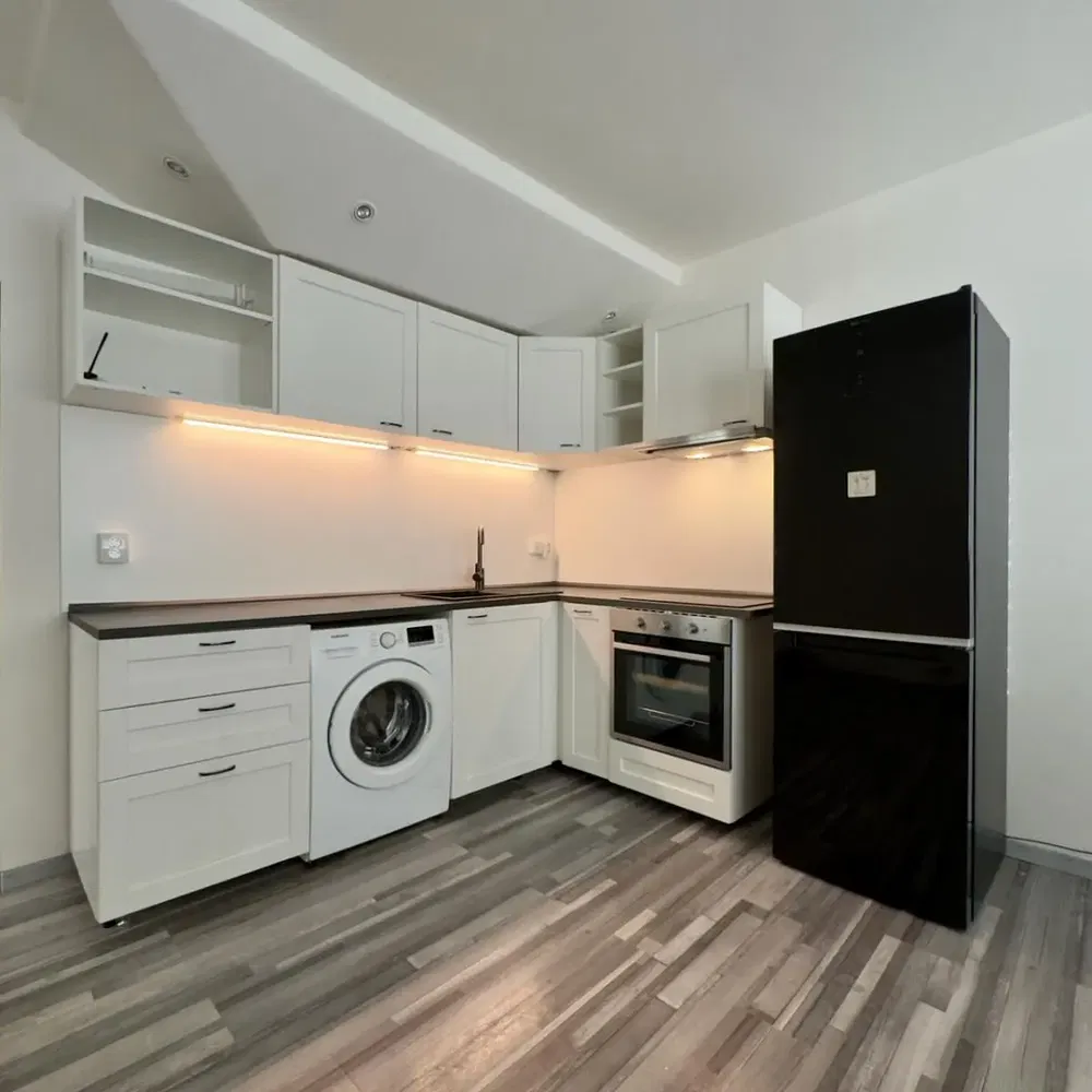 Küche; küchengeräte, holzboden, tageslicht, moderner stil