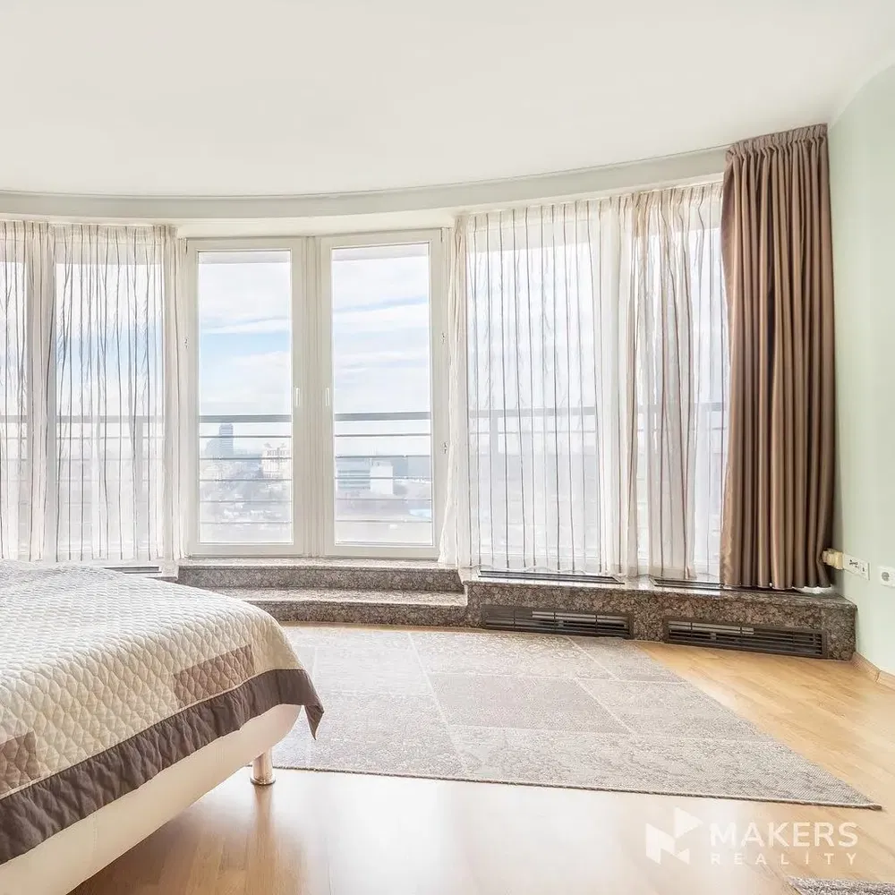 Хол; дървен под, естествена светлина, модерен стил