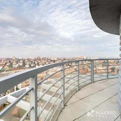 Кухня; кухненски уреди, дървен под, естествена светлина, модерен стил