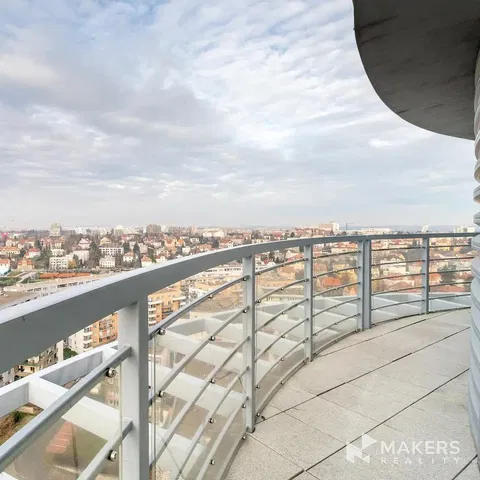 Κουζίνα; συσκευές κουζίνας, ξύλινο πάτωμα, φυσικό φως, μοντέρνο στυλ