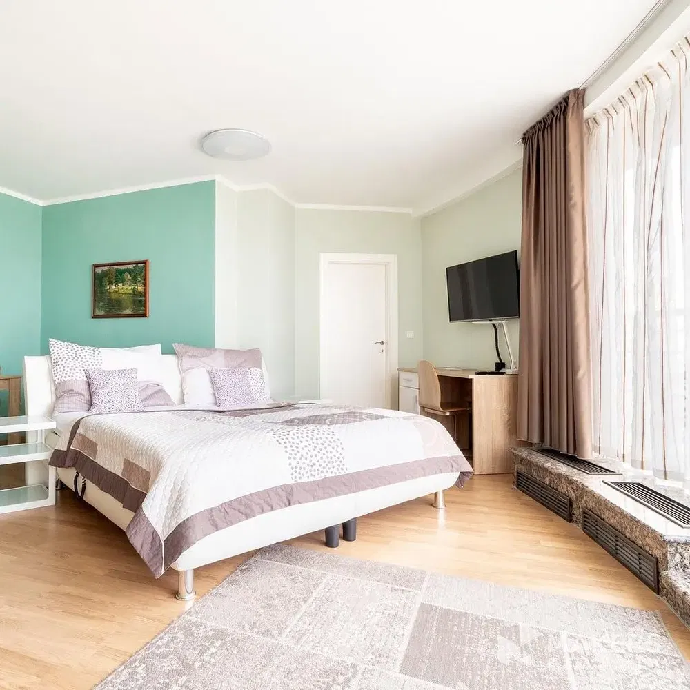 Кухня; кухненски уреди, дървен под, естествена светлина, модерен стил