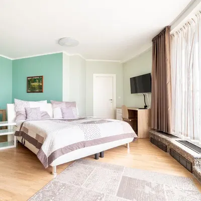 Кухня; кухненски уреди, дървен под, естествена светлина, модерен стил