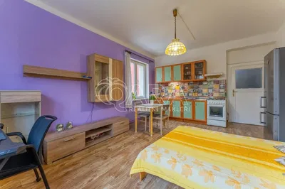 Soggiorno; pavimento in legno, luce naturale, stile moderno