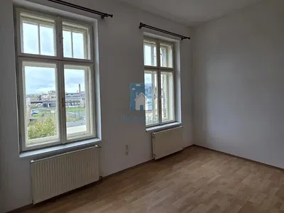 Хол; дървен под, естествена светлина, модерен стил