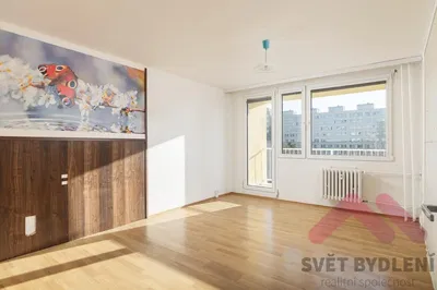 Salon; podłoga drewniana, światło dzienne, styl nowoczesny, wysokie sufity