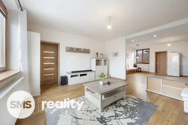 Salon; parquet, lumière naturelle, style moderne