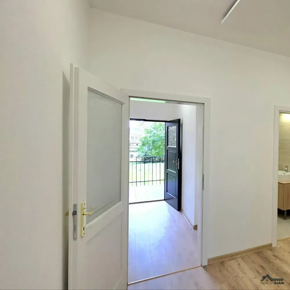 Mutfak; mutfak aletleri, ahşap zemin, doğal ışık, modern stil