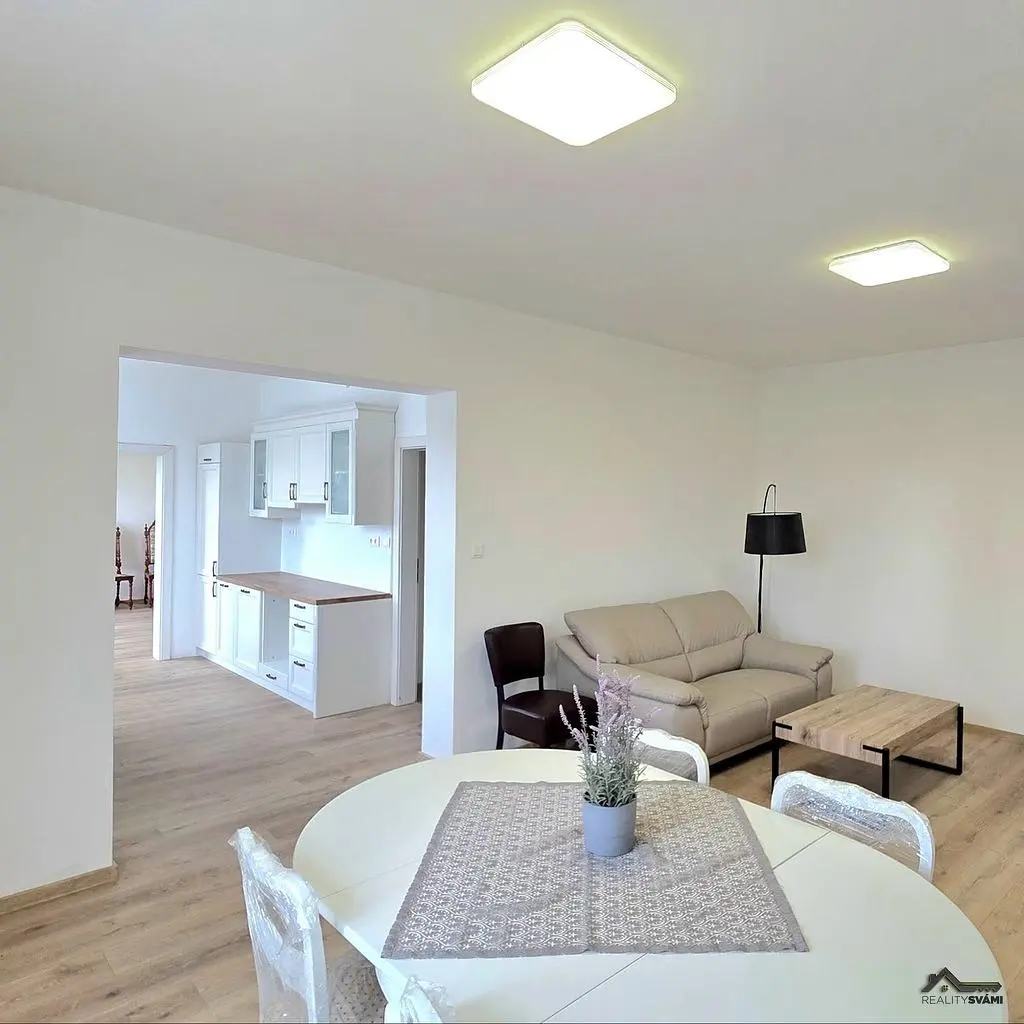 Kuhinja; kuhinjski aparati, drveni pod, prirodno svjetlo, moderni stil