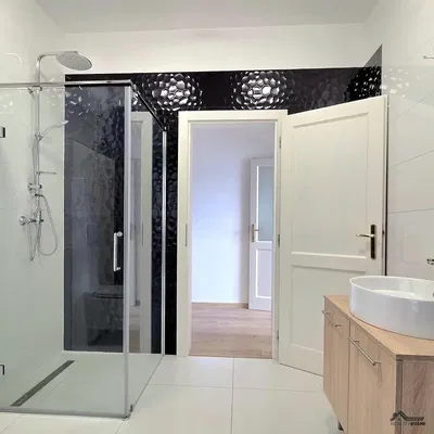 Kuhinja; kuhinjski aparati, drveni pod, prirodno svjetlo, moderni stil