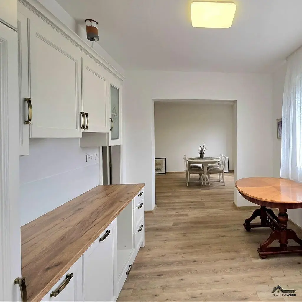 Kuhinja; kuhinjski aparati, drveni pod, prirodno svjetlo, moderni stil