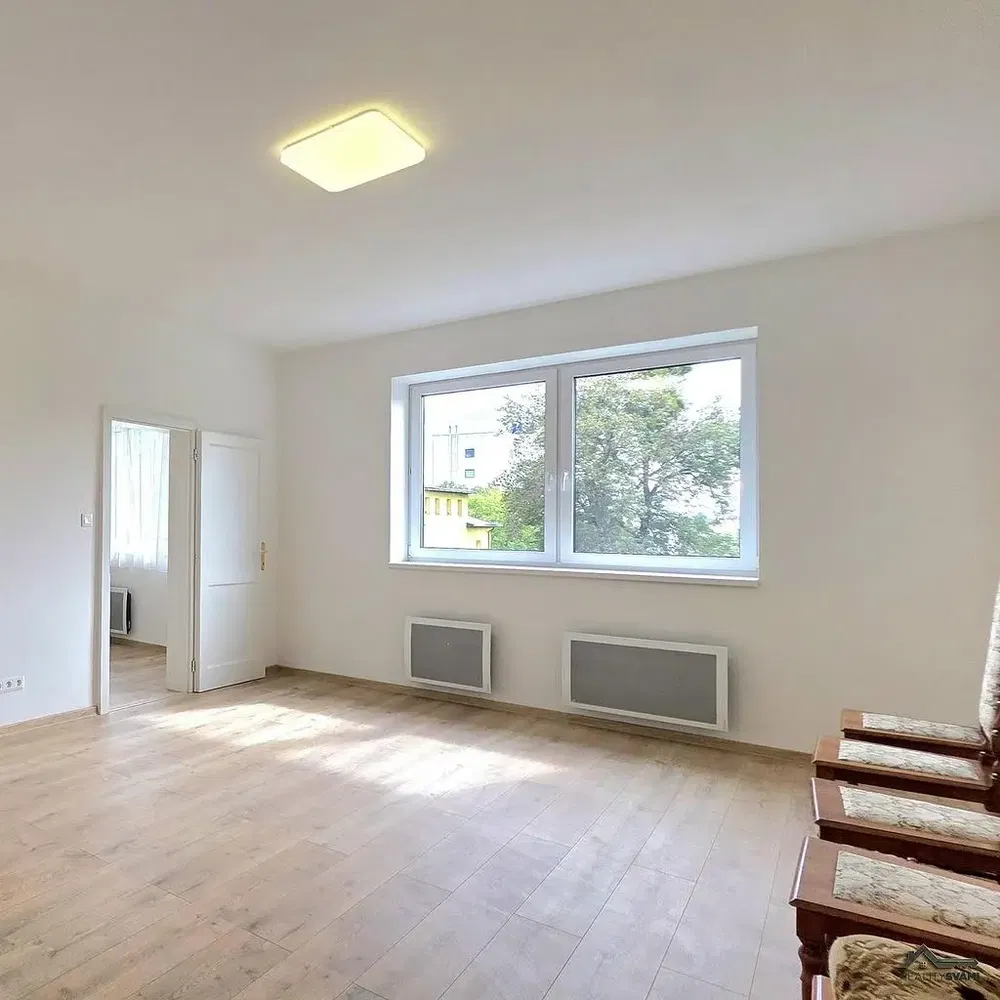 Kuhinja; kuhinjski aparati, drveni pod, prirodno svjetlo, moderni stil