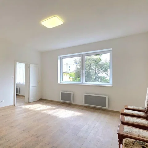 Küche; küchengeräte, holzboden, tageslicht, moderner stil