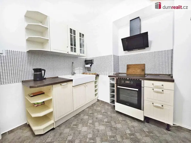 Кухня; кухненски уреди, дървен под, естествена светлина, модерен стил