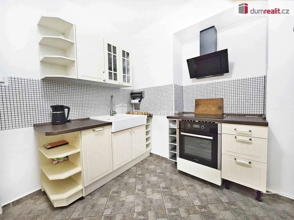 Cucina; elettrodomestici, pavimento in legno, luce naturale, stile moderno