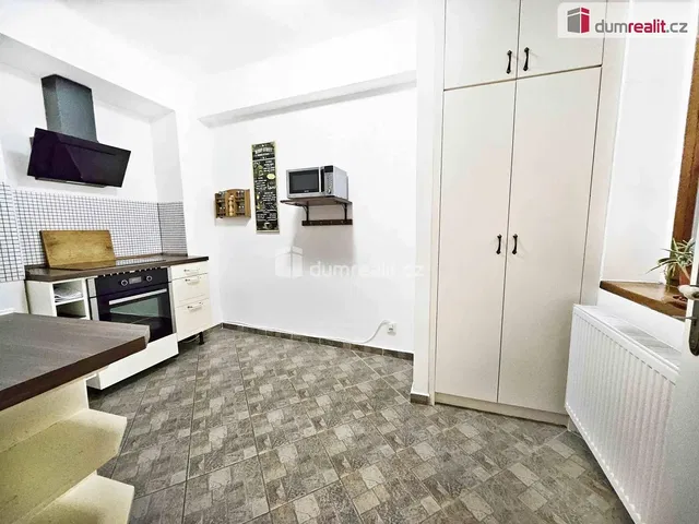 Хол; дървен под, естествена светлина, модерен стил