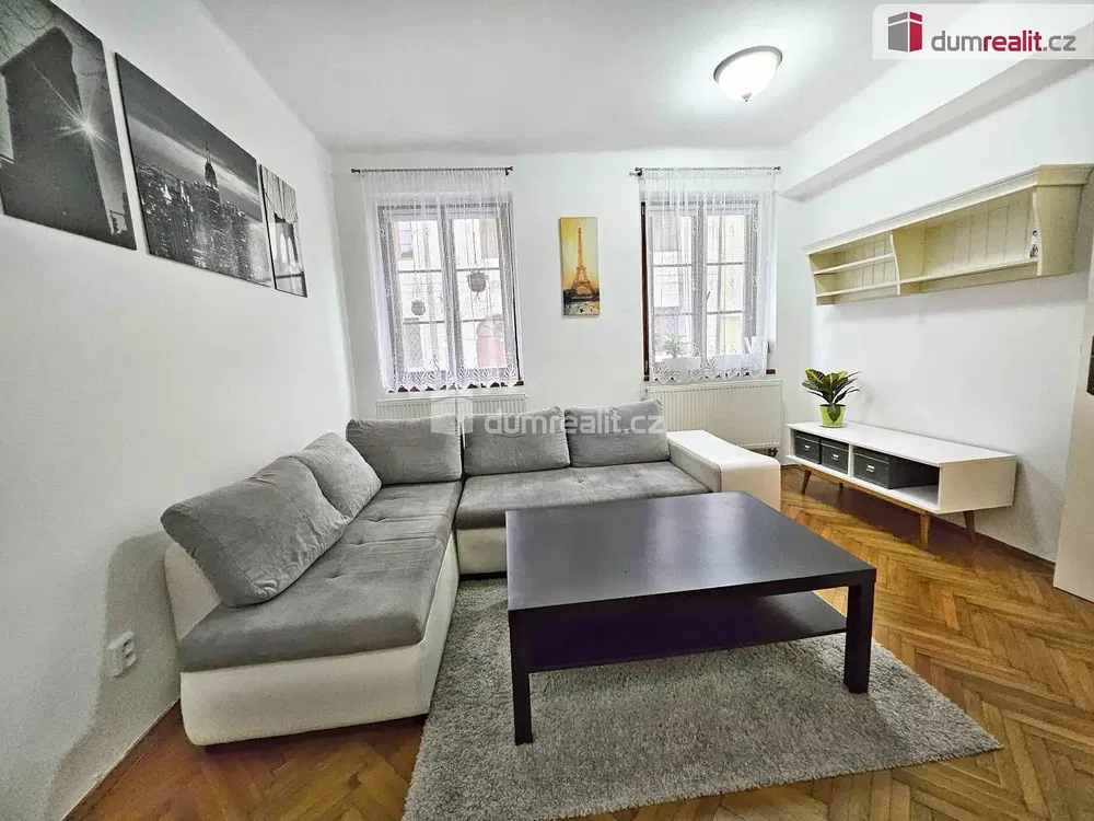 Soggiorno; pavimento in legno, luce naturale, stile moderno