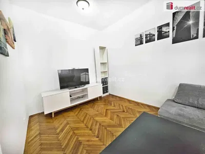 Cucina; elettrodomestici, pavimento in legno, luce naturale, stile moderno