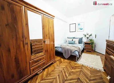 Soggiorno; pavimento in legno, luce naturale, stile moderno, soffitti alti