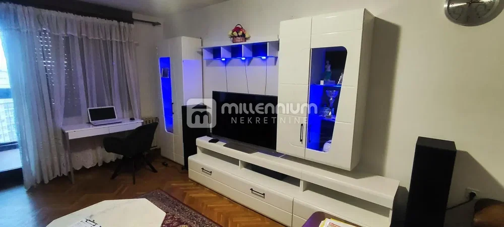 Küche; küchengeräte, holzboden, tageslicht, moderner stil