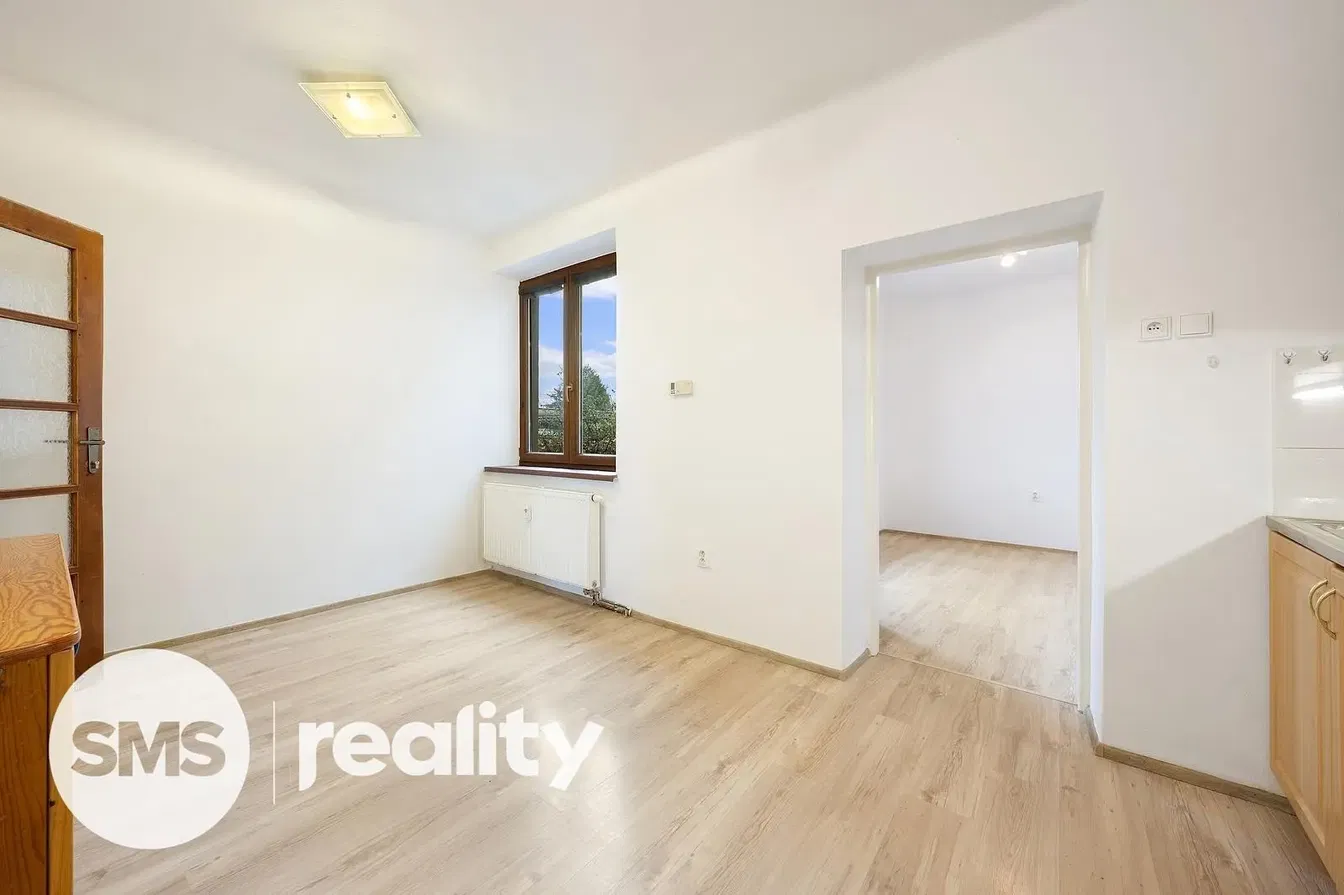 Dnevna soba; drveni pod, prirodno svjetlo, moderni stil, visoki plafoni