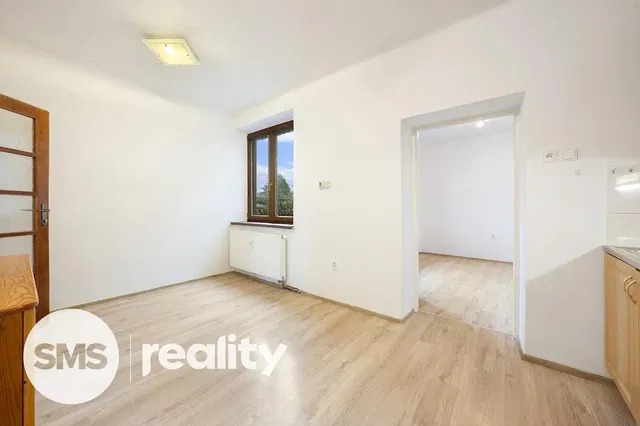 Σαλόνι; ξύλινο πάτωμα, φυσικό φως, μοντέρνο στυλ, ψηλά ταβάνια