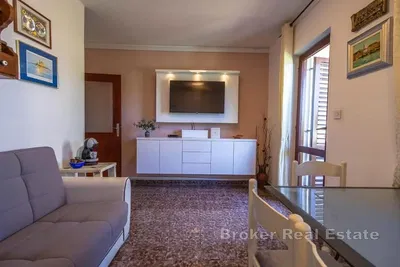 Kuchyně; kuchyňské spotřebiče, dřevěná podlaha, přirozené světlo, moderní styl