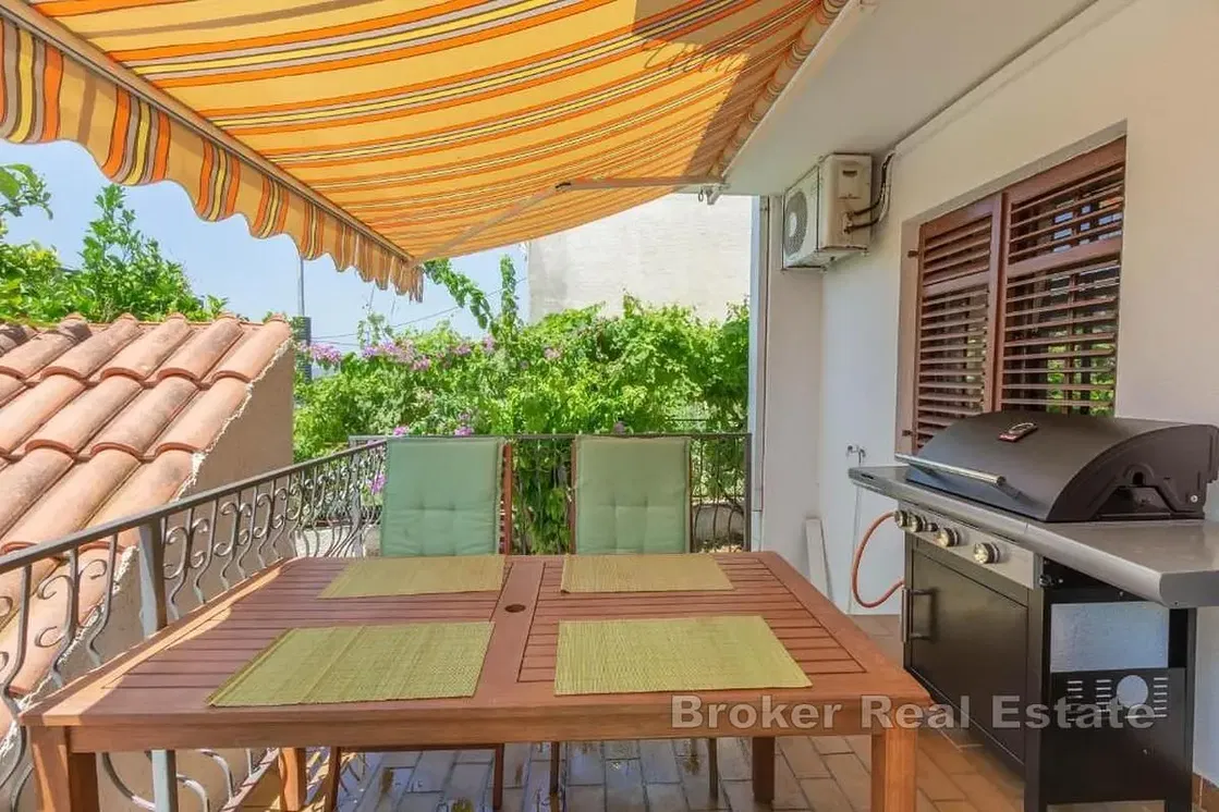 Kuchyně; kuchyňské spotřebiče, dřevěná podlaha, přirozené světlo, moderní styl