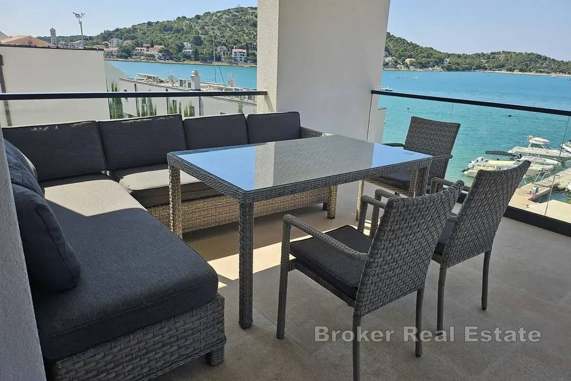 Obývací pokoj; dřevěná podlaha, přirozené světlo, moderní styl