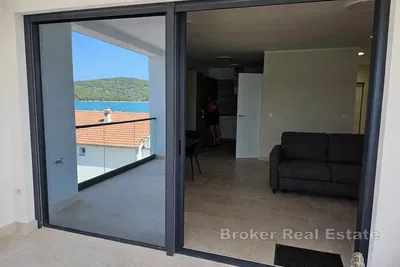 Kuchyně; kuchyňské spotřebiče, dřevěná podlaha, přirozené světlo, moderní styl