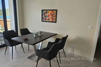 Kuchyně; kuchyňské spotřebiče, dřevěná podlaha, přirozené světlo, moderní styl