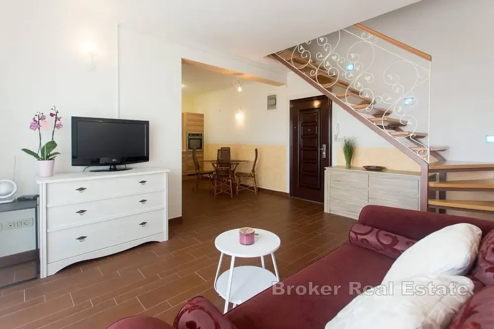 Kuchyně; kuchyňské spotřebiče, dřevěná podlaha, přirozené světlo, moderní styl